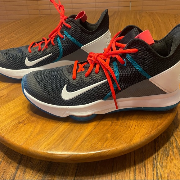 Nike LeBron Witness 4 Tennis Shoes - Picture 6 of 6